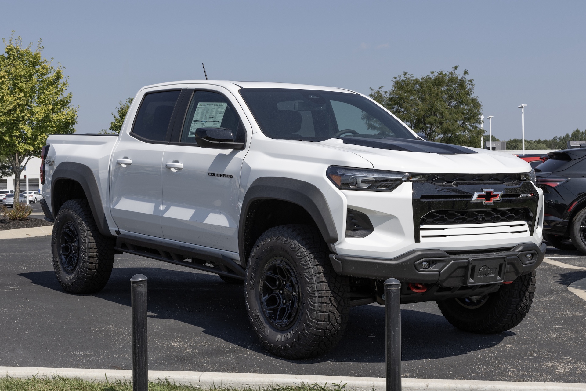 Chevrolet Colorado 4WD ZR2 Crew Cab Pickup display. Chevy offers the Colorado with a 2.7L Turbomax engine. MY:2024